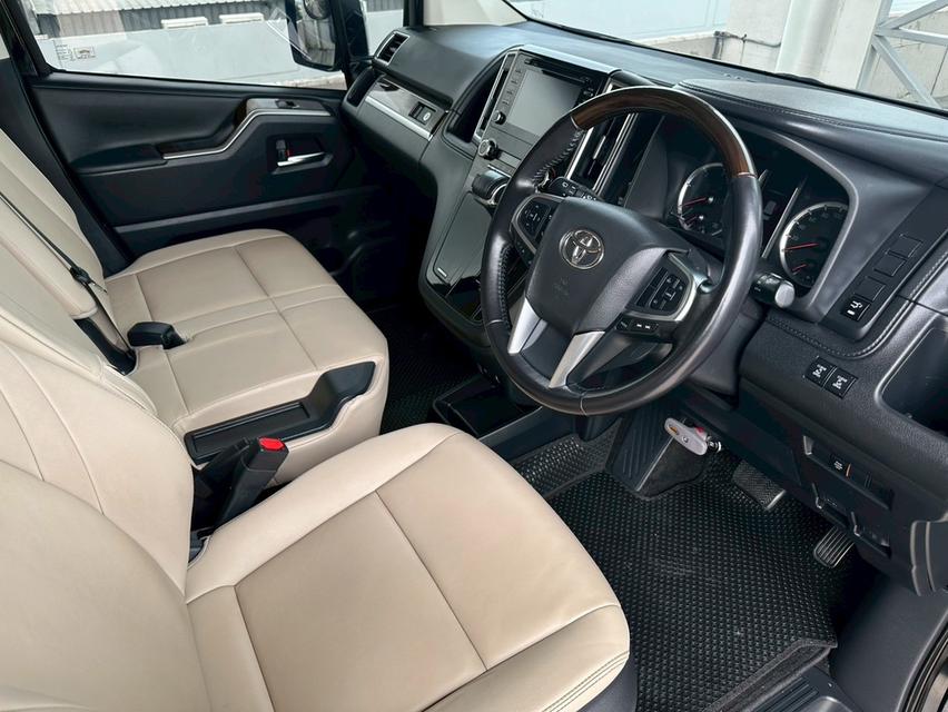 TOYOTA Majesty Model Premium 2.8L Diesel VN Turbo 10