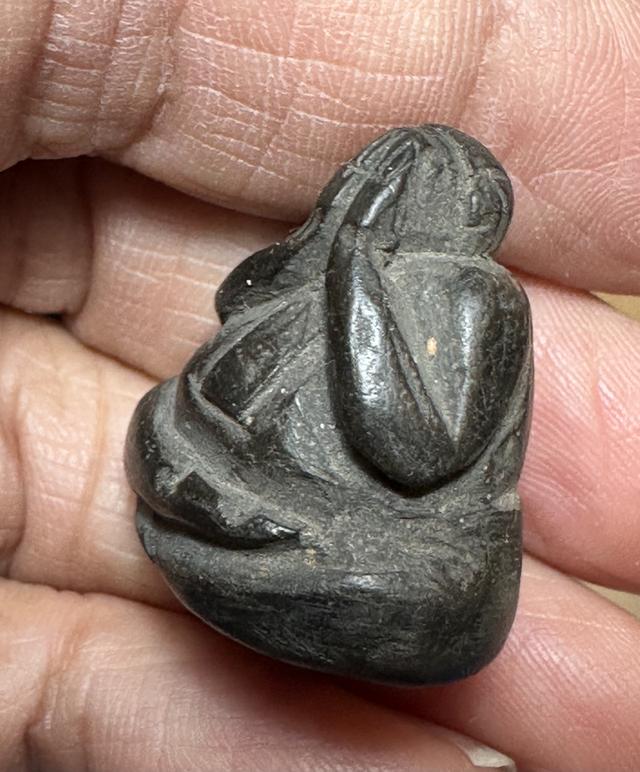 พระปิดตาเนื้อผงคลุกรักลอยองค์ ไม่ทราบที่