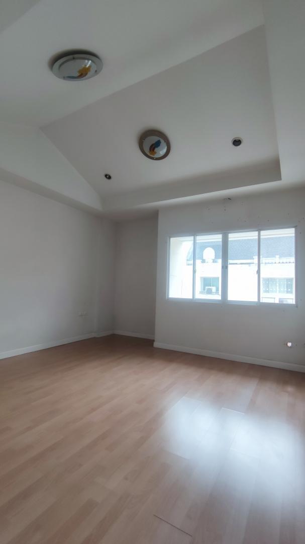 ขายทาวน์โฮมหมู่บ้าน ปริญญาลักษณ์ สาธร 3ชั้น 18ตรว 4นอน 10