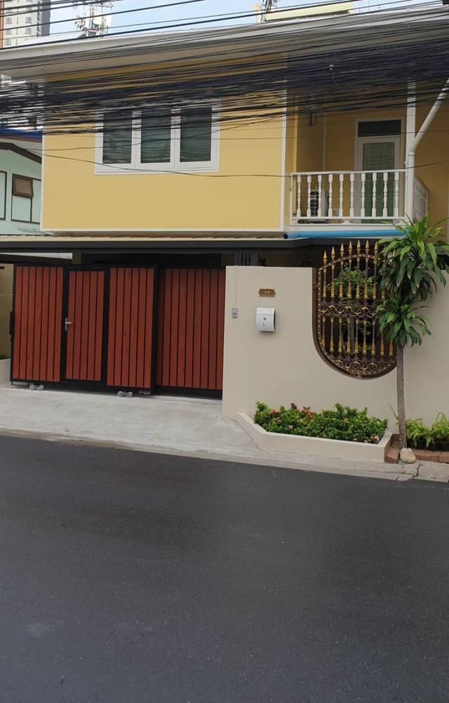 Old house for sale need to rebuild for residence business zone near MRT HUAIKHWANGขายที่ดินแปลงเล็ก 27 ตรว  ห้วยขวาง ต้องสร้างใหม่ 27 วา  2