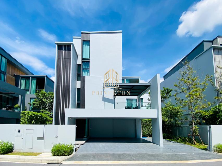 Vive Krungthep Kreetha next to Wellington School 2