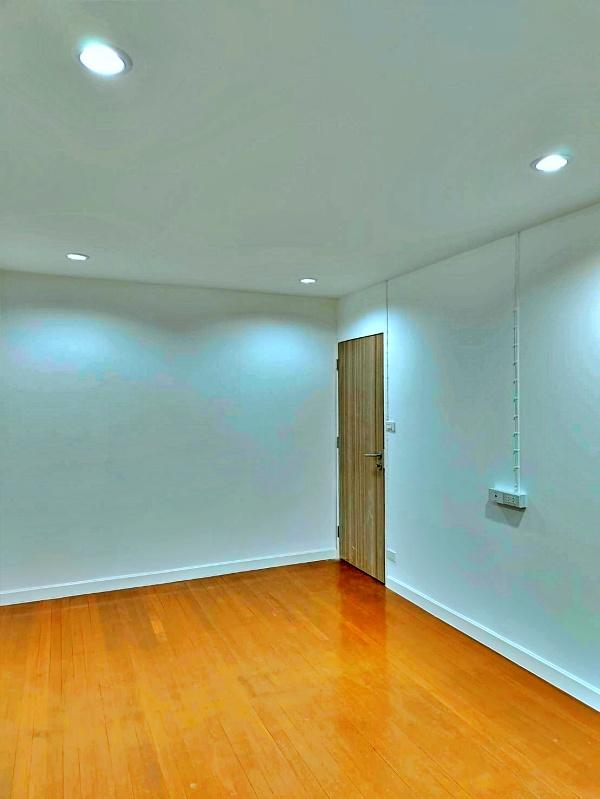 🏡 ขายทาวน์โฮมมินิมอล ใกล้รถไฟฟ้าสายสีชมพู เพียง 800 ม. ราคาดี ไม่มีค่าส่วนกลาง! 8