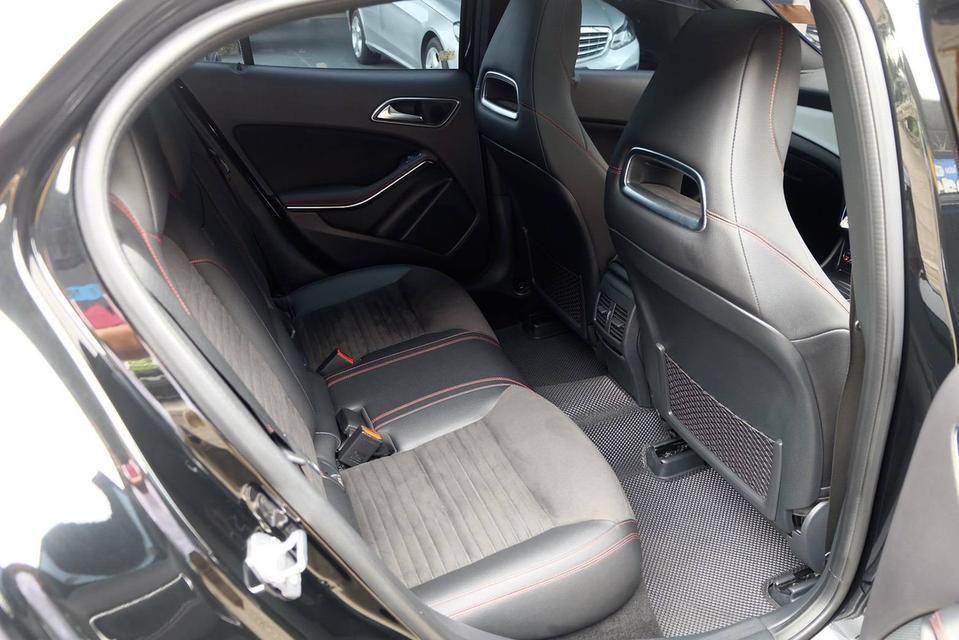 Mercedes-Benz GLA 250 AMG หลังคาแก้ว ปี 2020 Sาคาเพียง 798,000.- 13