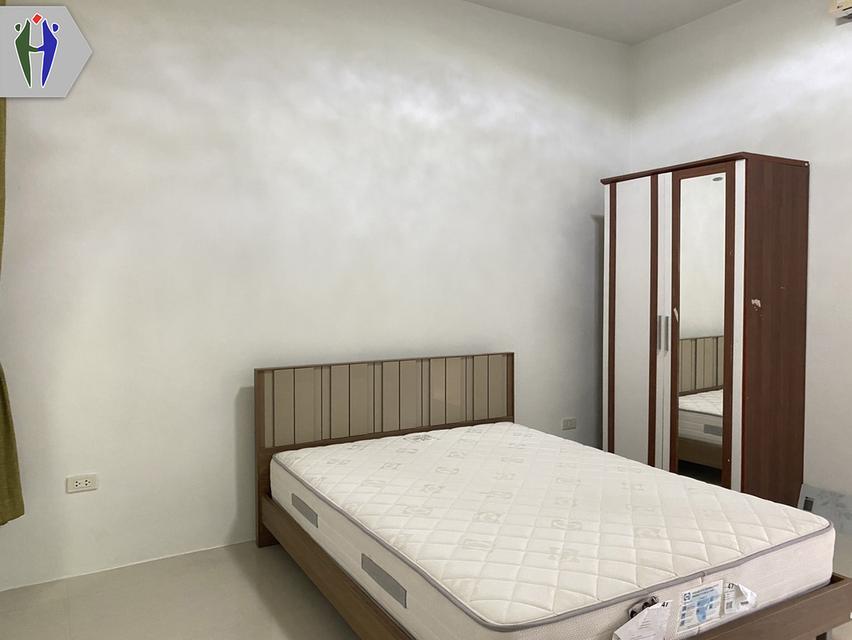 บ้านแฝดให้เช่า เขาน้อย มีสระว่ายน้ำในโครงการ • ขนาด 50 ตารางวา หรือ 200 ตารางเมตร 2 ห้องนอน 2 ห้องน้ำ • เฟอร์นิเจอร์ครบชุดพร้อมเครื่องซักผ้า • ชุดรับ 9