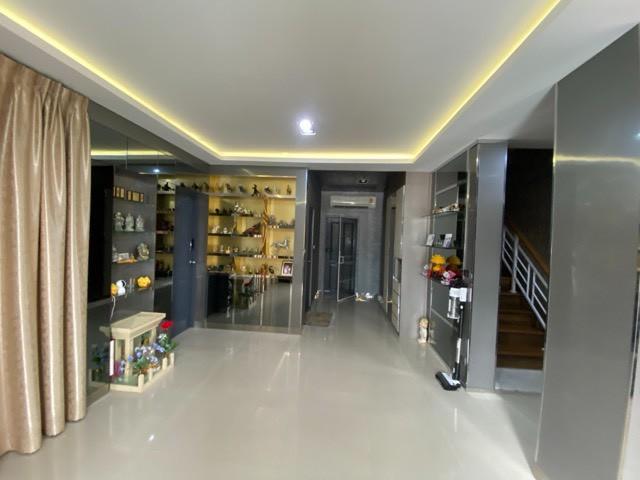 ขายบ้านเดี่ยว 3 ชั้น หมู่บ้าน Casa Grand สุขาภิบาล 5 เนื้อที่ 75 ตร.วา หลังใหญ่แปลงมุม บ้านตกแต่งเฟอร์นิเจอร์ครบพร้อมอยู่  ใกล้ทางด่วนสุขาภิบาล5  2