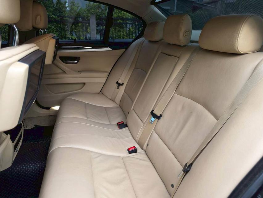 BMW 528i  9