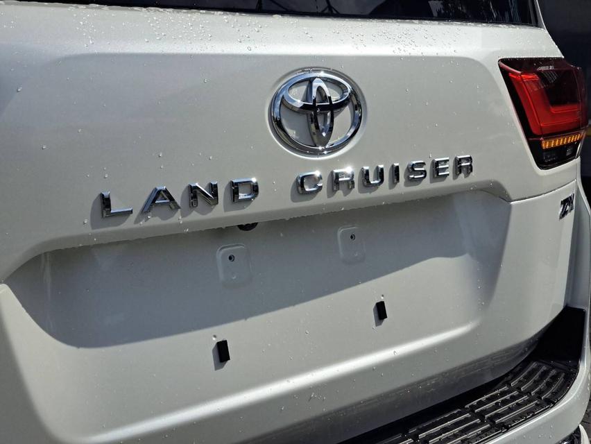 Toyota Land Cruiser 3.3 300 ZX 4WD SUV AT 4