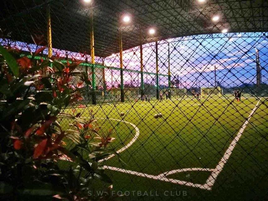 สนามฟุตบอลหญ้าเทียมขนาดมาตรฐาน 4 สนาม  ค่าบริการถูกที่สุด 9
