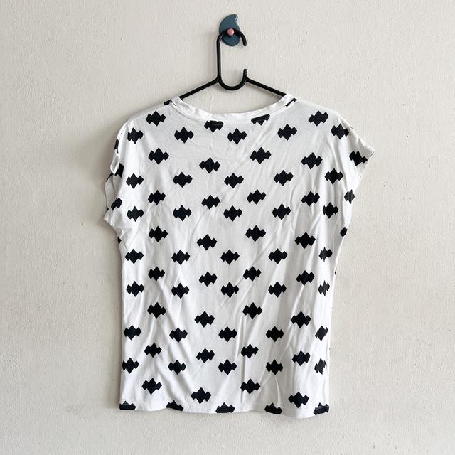 ยุนิS เสื้อยืดหญิงแขนล้ำสีขาวลายกราฟฟิค รูปย่อยที่ 2