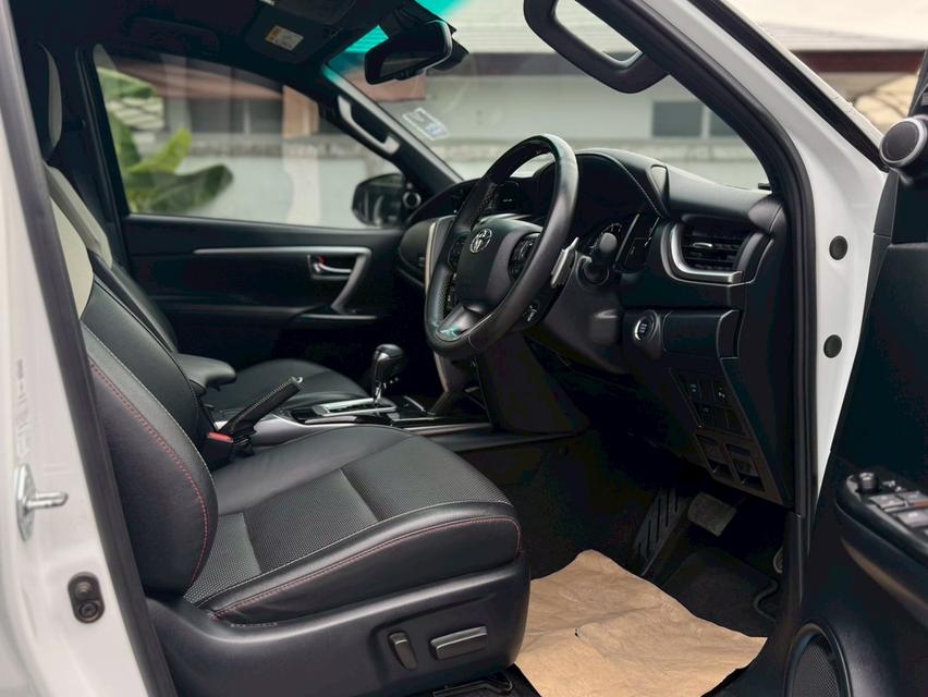 TOYOTA FORTUNER Wagon 4dr Legender 7st Auto 6sp RWD 2.8DCT 4WD  รุ่นพิเศษ 60th AnniversaryY2022. สีขาว ออโต้  17