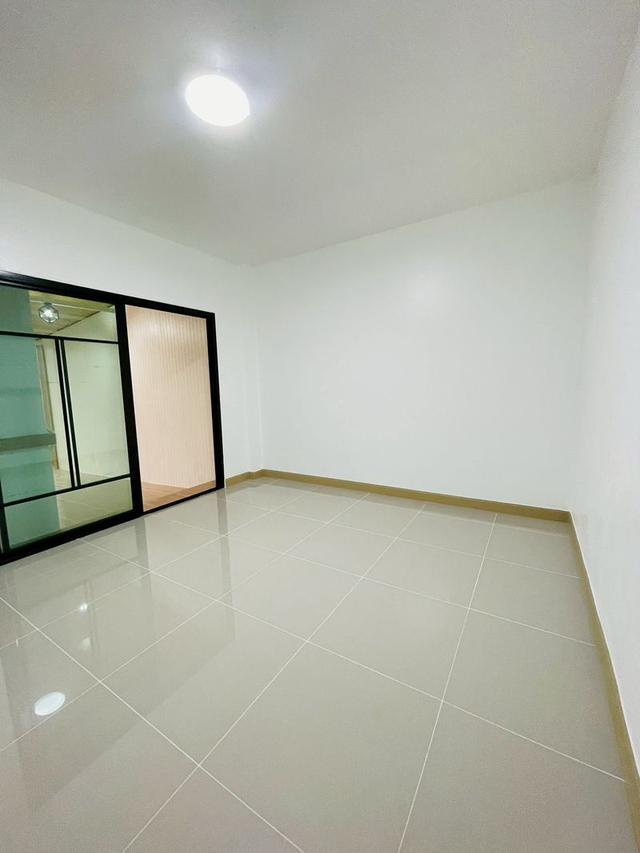 หมู่บ้านร่มเงาไม้  ถนนวัดลาดปลาดุกทาวน์เฮ้าส์ 2 ชั้น หลังมุม ถนนเมน ตกแต่งใหม่พร้อมอยู่  เปลี่ยนระบบไฟใหม่ทั้งหลัง /ค้าขายได้/เพิ่มพื้นที่ใช้สอย 17