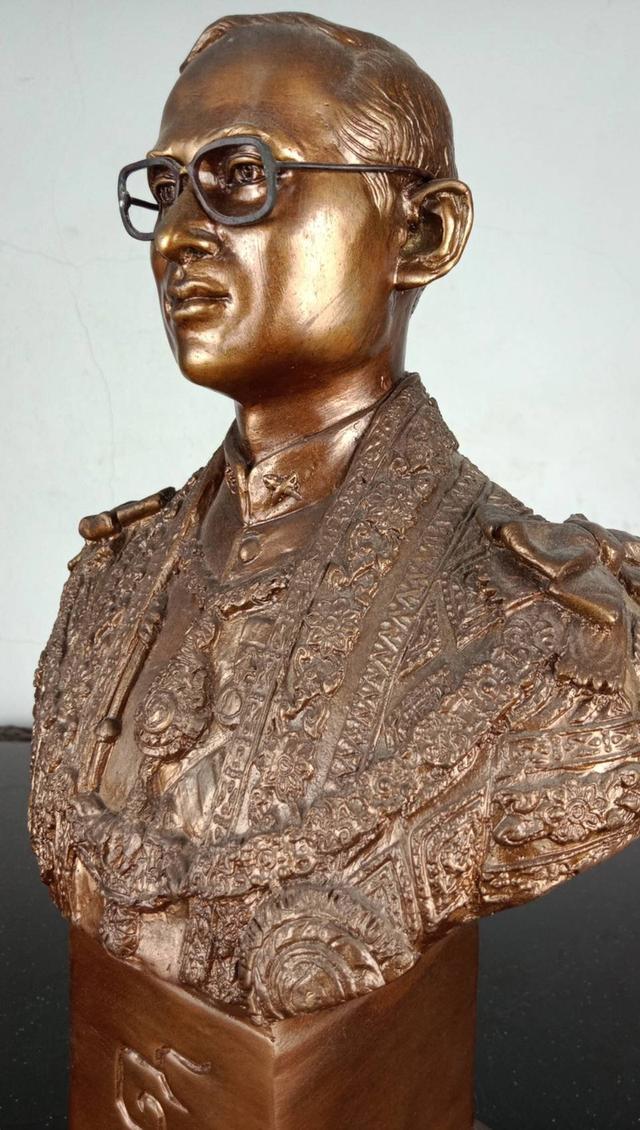 23.พระบรมรูปหล่อครึ่งพระองค์ในหลวงรัชกาลที่9 พระบาทสมเด็จพระปรมินทรมหาภูมิพลอดุลยเดช ฉลองพระองค์บรมราชภูษิตาภรณ์  พ รูปที่ 10