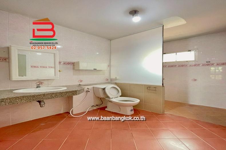 บ้านเดี่ยว หมู่บ้าน ลัลลี่วิลล์ (ซอยลำลูกกา 43) เนื้อที่ 61.1 ตรว. ถนนลำลูกกา ตำบลลาดสวาย อำเภอลำลูกกา จังหวัดปทุมธานี 10