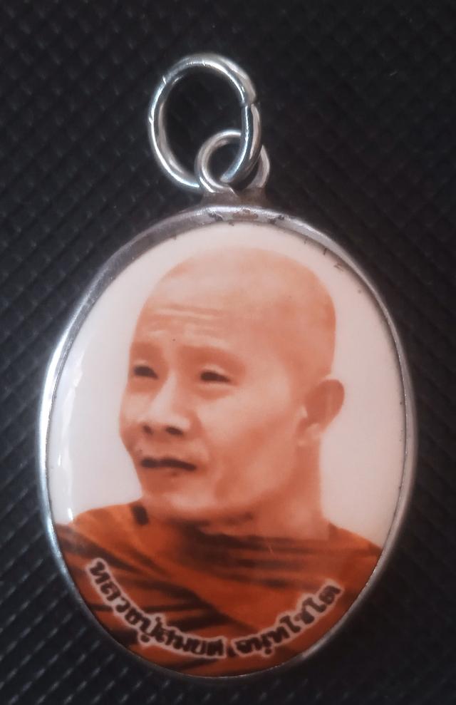 ล็อกเก็ตองค์นี้เป็นรูปเหมือนของ หลวงปู่สมยศ จันทโชโต (เจ้าอาวาสวัดชัยมงคล บ.ขัวจัดสร้างขึ้นในวาระพิเศษหรือรุ่นแรก ปี พ.ศ.2567 (เลขโค้ด 49)