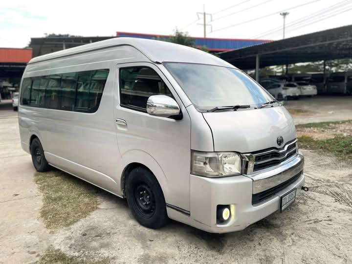 Toyota Commuter ปี 2011