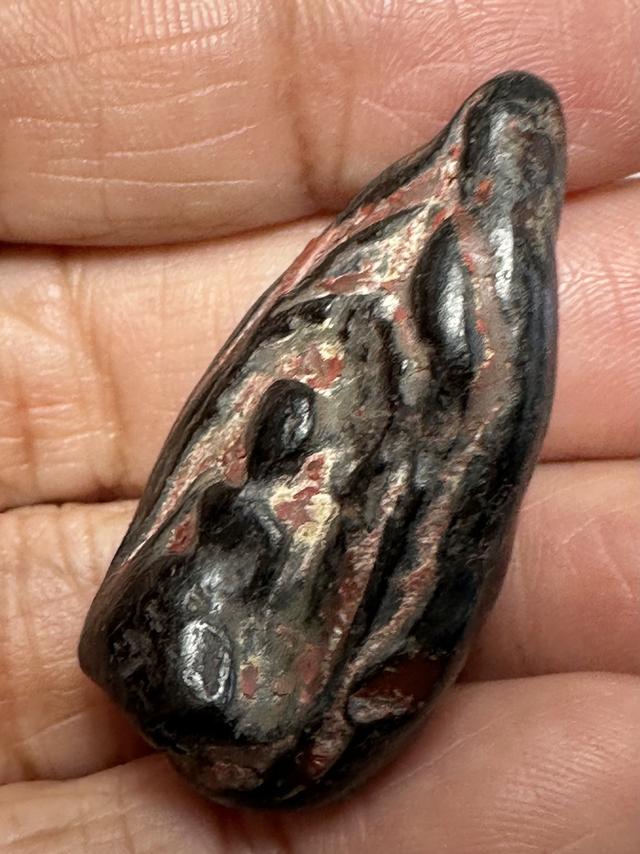 พระกริ่งคลองตะเคียน ด้านหลังกระเทาะเดิม ลงรักร่องชาด มีกริ่ง 8