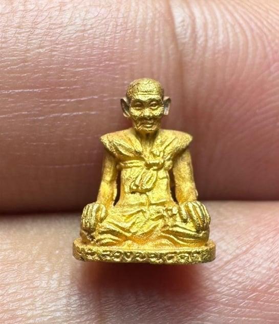 หลวงปู่ บุดดา ถาวโร รุ่น เจ้าสัว เนื้อทองคำ