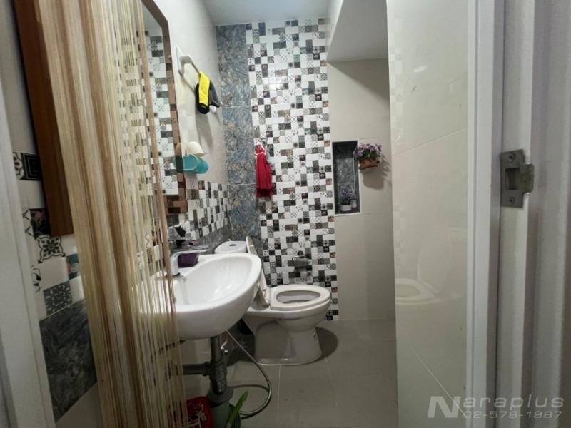 68040500 : ขายทาวน์เฮ้าส์ 2 ชั้น ห้องมุม หน้ากว้าง 5.5 เมตร บนที่ดินขนาด 16.7 ตรว. หลังบ้านไม่ติดใคร(เป็นสวน) หมู่บ้านโกลเด้น ทาวน์ วิภาวดี-แจ้งวัฒนะ 10