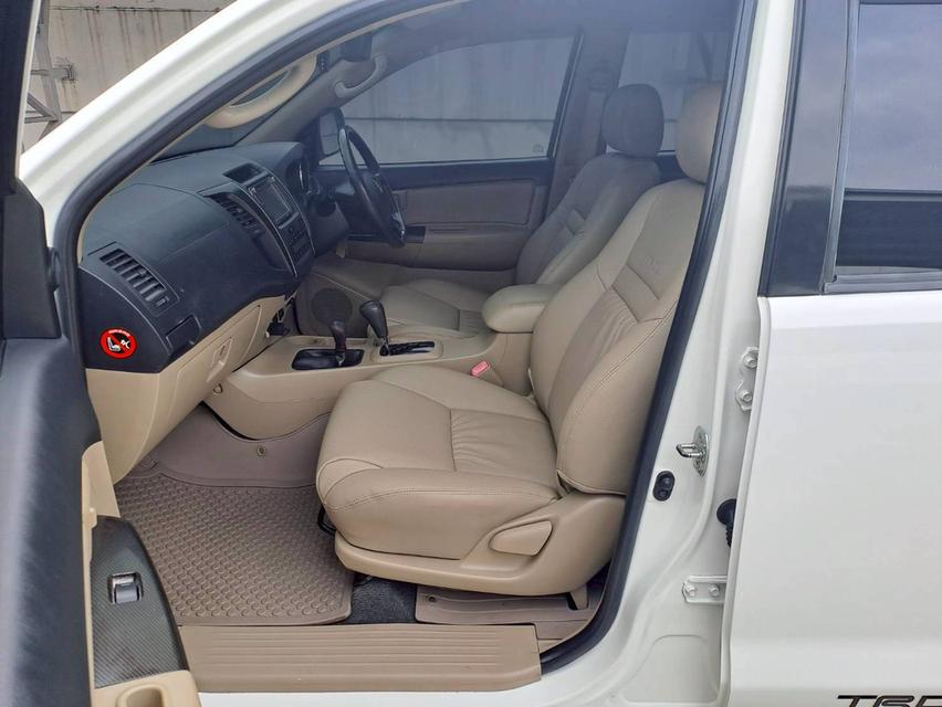 Toyota Fortuner 3.0 V รุ่น TRD Sportivo 4WD รุ่นท็อป ปี2011 สีขาว 16