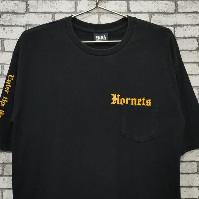 เสื้อยืด NBA Charlotte Hornets ลายอักษรยุโรปดั้งเดิม สีดำ ไซส์ M รูปย่อยที่ 2