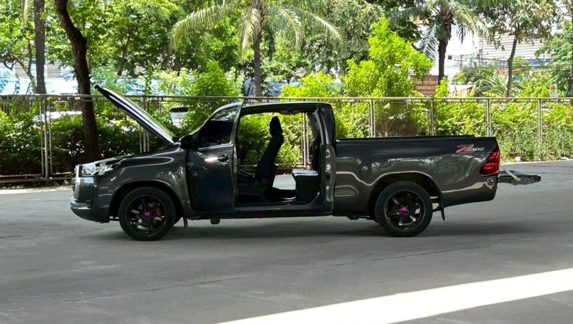 Toyota Hilux Revo 2.4 Entry Z Edition Smart-Cab MT ปี 2022  6