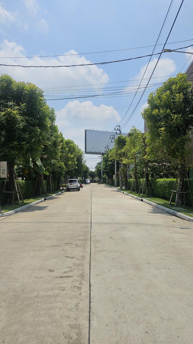 หมู่บ้าน บ้านกลางเมือง  ซอยกาญจนาภิเษก 23 แขวงทับช้างเขตสะพานสูง กรุงเทพฯ เลขที่ 99/51 ทาวน์โฮม 3 ชั้น 3 ห้องนอน 3 ห้องกินข้าวและห้องครัว ต่ 3