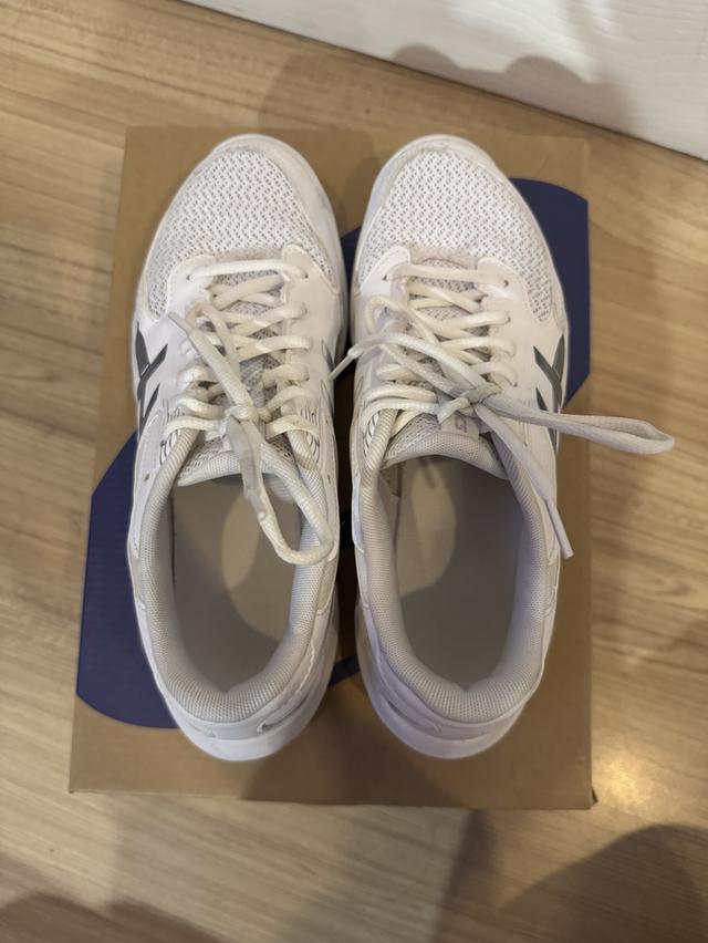 ASICS GEL-ROCKET 12 รองเท้าคอร์ทในร่มที่ตอบโจทย์นักกีฬาระดับเริ่มต้นถึงกลาง ด้วยดีไซน์ที่เน้นความมั่นคง คล่องตัว และรับแรงกระแทกได้ดี มี GEL™ Technolo รูปย่อยที่ 2