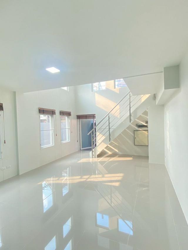 ขายทาวน์โฮม 3 ชั้น หลังมุม  เนื้อที่ 30.3 ตร.วา  หมู่บ้านเมอริทเพลส 2  ถนนลาดพร้าว 101 ซอย 39 แขวงวังทองหลาง 4