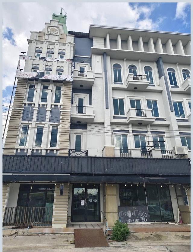 ให้เช่าอาคารสำนักงาน ติดถนนใหญ่หทัยราษฎร์-รามอินทรา อยู่เส้นหลังห้างแฟชั่นไอซ์แลนด์ ทำเลดี2 คูหา 4 ชั้นครึ่งมีลิฟท์