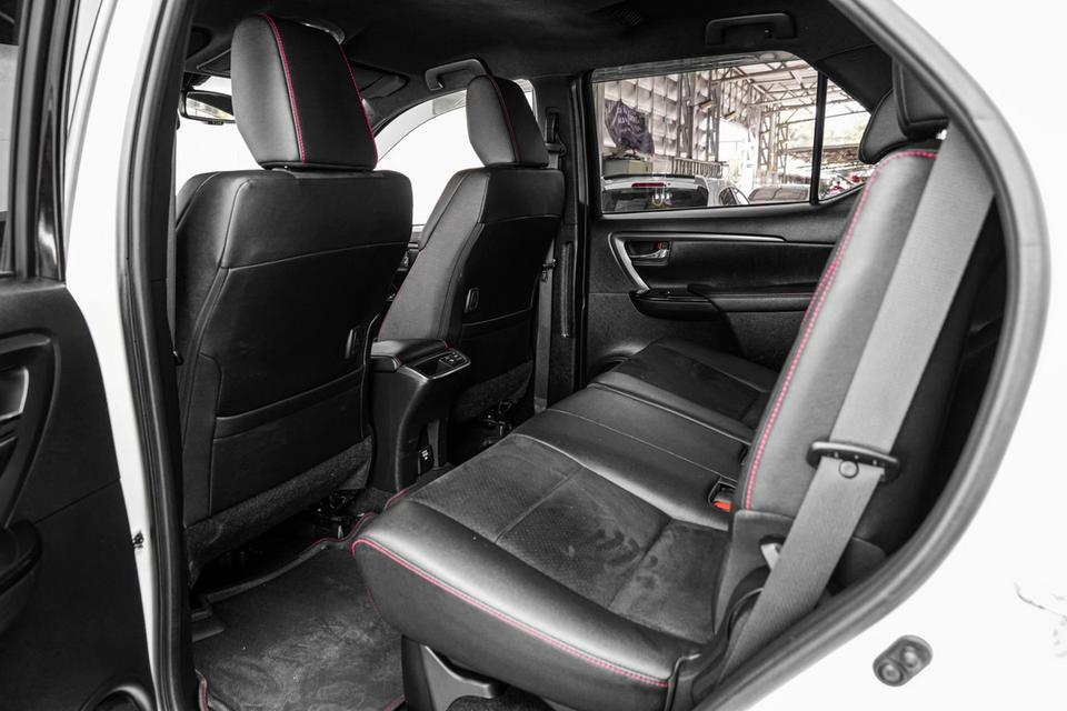 2022 Toyota Fortuner 2.8 GR Sport 4WD SUV สีขาว-ดำ ไมล์ 89353 กม. 15