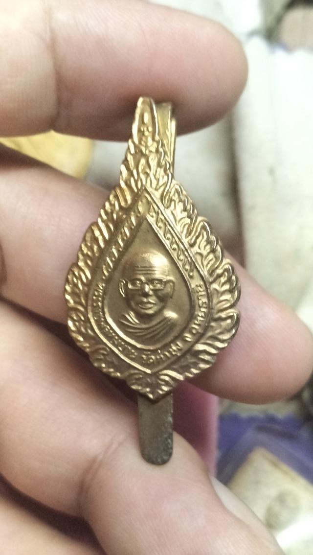 พระเข็มกลัดหลวงพ่อฤาษีลิงดำเนื้อทองผสม รูปที่ 11