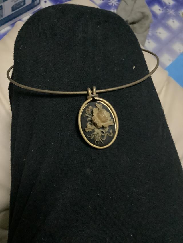 สร้อยคอโชกเกอร์ดอกไม้เรซินวินเทจ Anne Klein 3