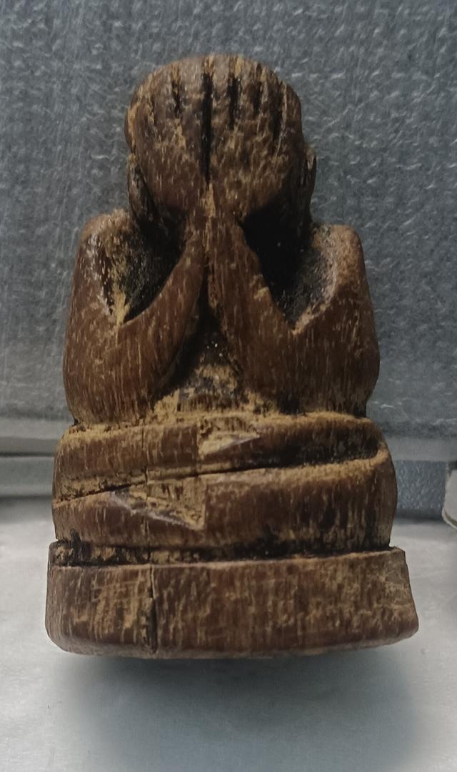 พระปิดตาไม้แกะ หลวงปู่เอี่ยมวัดหนัง