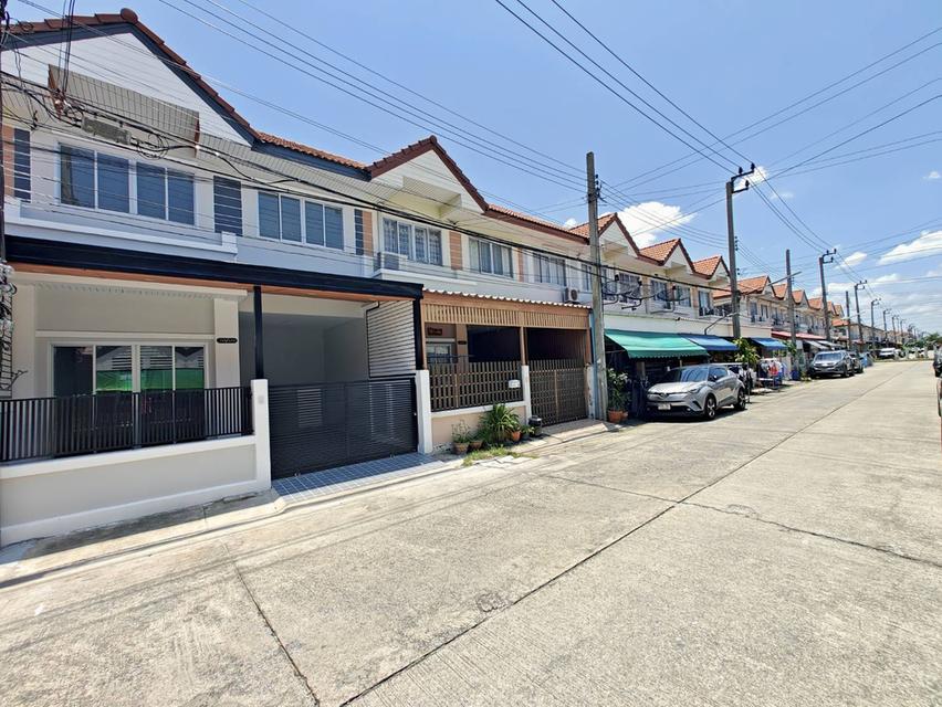 หมู่บ้านไดม่อนด์เเกรนวิลล์ ถนนสุขาภิบาล 5 2