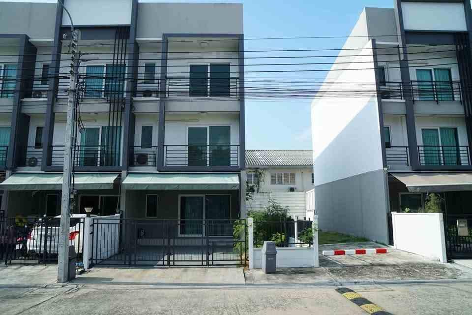 B1002 ให้เช่าทาวน์โฮมหลังมุม โครงการ บ้านกลางเมือง สวนหลวง ถนนเฉลิมพระเกียรติร.9 ซ.28 