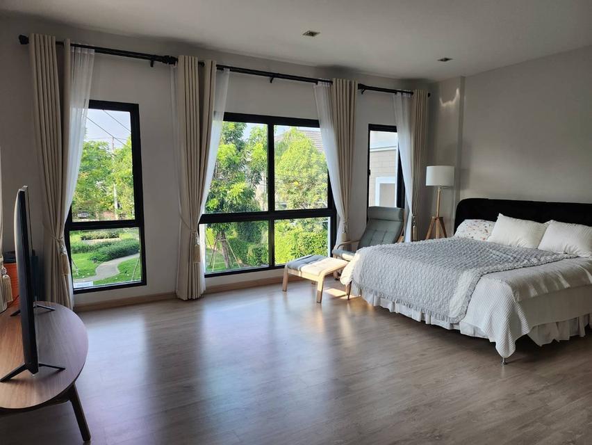 บ้านหรูแปลงมุมสวนส่วนตัว ให้เช่ารามอินทรา เลขมงคล 999 ทิศใต้ 4 นอน 5 น้่ำ 85,000 เท่านั้น (รับต่างชาติ)  ลัดดารมย์ วงแหวนรามอินทรา 15