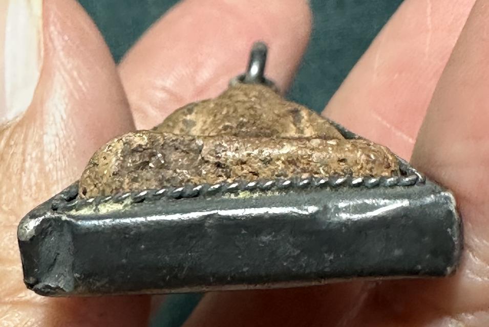 พระนางพญา พิมพ์เข่าโค้ง เลี่ยมเงินโบราณ รูปที่ 10