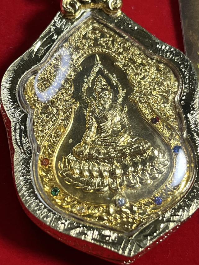 192. เหรียญปู่ศรีสุทโธ รุ่น เจ้าสัวพันล้าน คำชะโนดวังนาคินทร์ จ.อุดรธานี เนื้อชนวนชุบทองคำ ฝังพลอยนพเก้า
