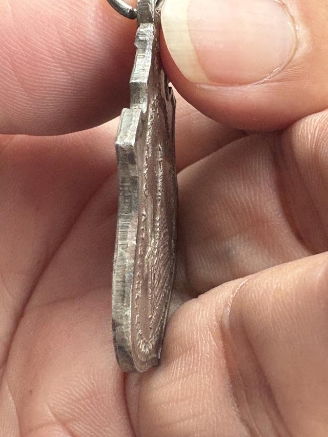 หลวงพ่อเกษม เหรียญเนื้อเงิน เลี่ยมกันน้ำเงินแท้ กองพันเชียงใหม่ 2518  เป็นเนื้อเงิน 1 ใน 299 เหรียญที่สร้างทั้งหมด รูปที่ 6