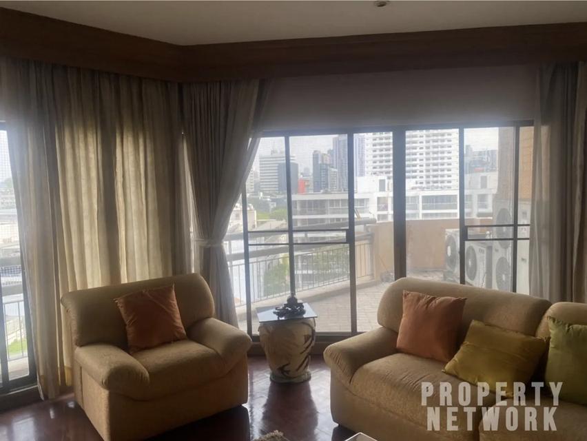 3-BR Condo at Castle Hill Mansion Condominium near BTS Ekkamai 5