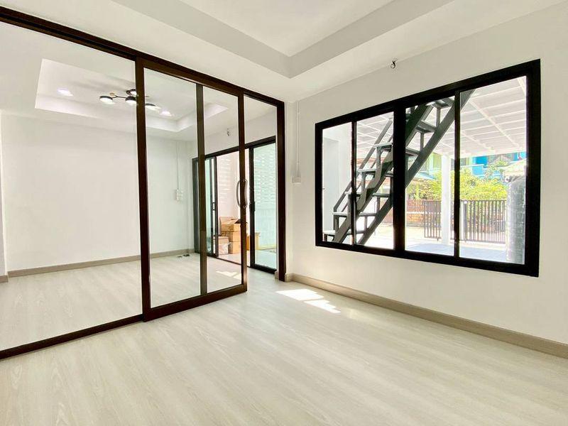 หมู่บ้านหงส์ประยูร3  แยกบางพลู ทาวน์เฮาส์ 2 ชั้น ตกแต่งใหม่พร้อมอยู่  มีระเบียงด้านหน้าใกล้ถนนรัตนาธิเบศร์   โครงการมี ระบบรักษาความปลอดภัย 12