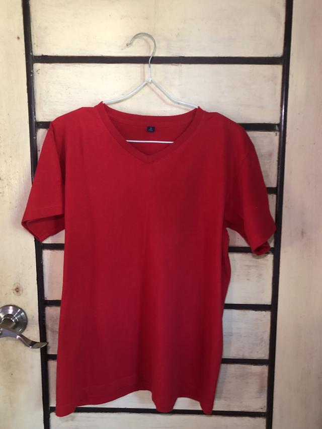 เสื้อคอวีสีแดง สภาพ99%