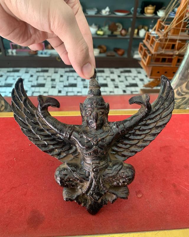 รูปปั้นครุฑเนื้อว่าน