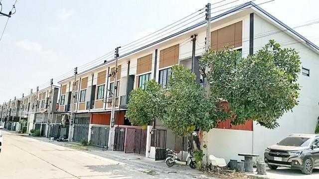 บ้านพร้อมอยู่ คลอง 8 ธัญบุรี โปรโมชันพิเศษ! พร้อมเงินเหลือสูงสุดสองถึงสามแสนบาท* ราคาเริ่มต้นเพียง 1.9 ล้านบาท ฟรีค่าใช้ 2