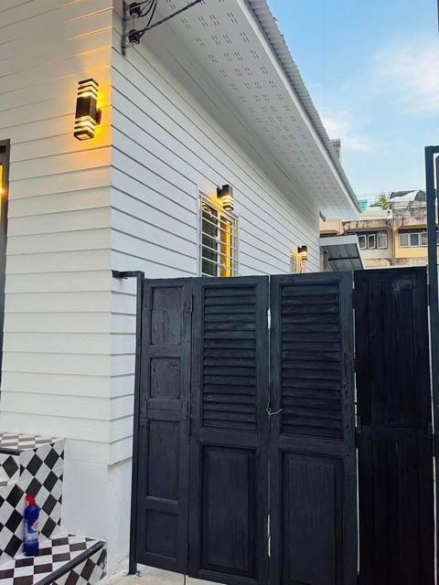 P592 ให้เช่าบ้านสร้างใหม่ ซอยสาทร 17 เจริญราษฎร์ 1 แยก 1 จอดจักรยานยนต์ได้(รถยนต์เข้าไม่ได้นะคะ) ใกล้ BTS สุรศักดิ์ เหมาะทำคาเฟ่ลับบบ บาร์ลับ ออฟฟิศ 4