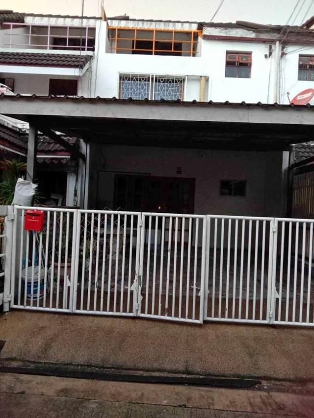 ให้เช่าทาวน์เฮ้าส์ 3 ชั้น ที่จอดรถในบ้าน 2 คัน ย่านบางโพ–เตาปูน