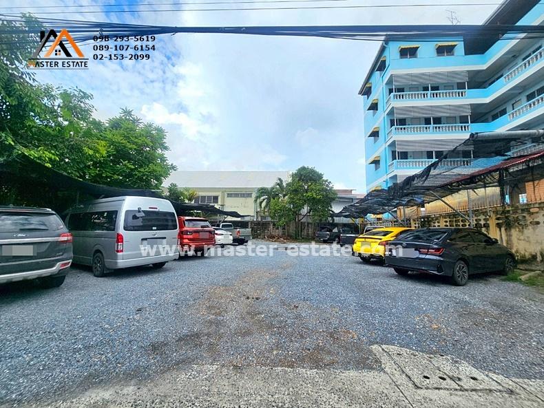 APARTMENT 5 ชั้น + ดาดฟ้า + ที่จอดรถ ซอยทรัพย์บุญชัย 19 ทุกห้องโปร่งลมเย็นด้วย Design ตึกรูปตัว L ให้ทุกห้องมีความโปร่ง มีระเบียงทุกห้อง