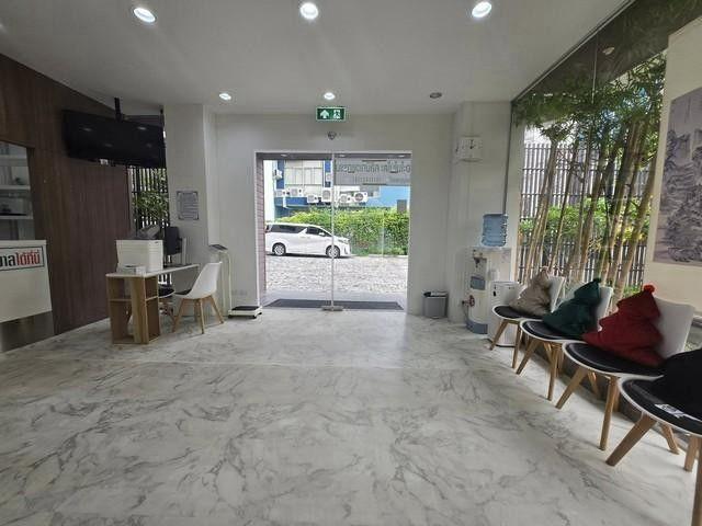 ให้เช่า สำนักงาน 8 ชั้น ดาดฟ้า มีลิฟท์ ซอยศรีนครินทร์ 40 ตรงข้ามซีคอน ใกล้รถไฟฟ้าสายสีเหลือง  13
