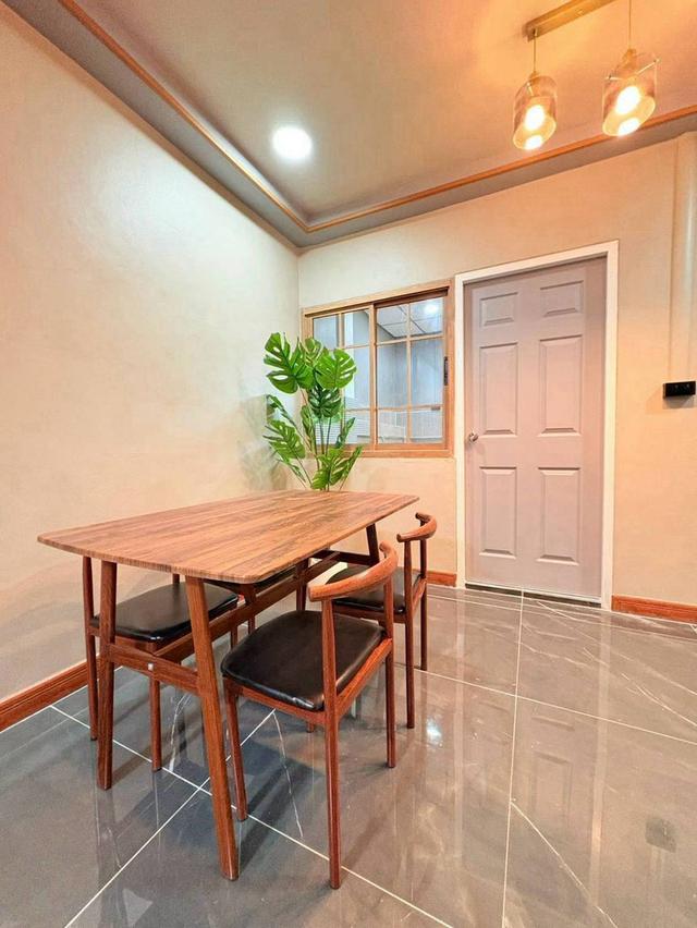 หมู่บ้านช.รุ่งเรือง6 บางบัวทอง ใกล้แยกบางพลู ทาวน์เฮาส์ 2 ชั้น ตกแต่งใหม่พร้อมอยู่ เส้นตลาดบางบัวทอง-แยกบางพลู 6
