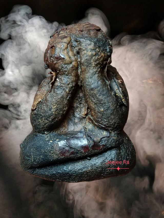 พระปิดตาพิมพ์ปั้นเนื้อผงคลุกลักะ่อแก้ววัดปากทะเลหรือพระแก้ววัดเครือวัลย์ในยุคต่อมา